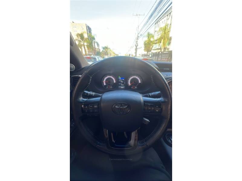 TOYOTA - HILUX - 2019/2020 - Cinza - R$ 219.990,00