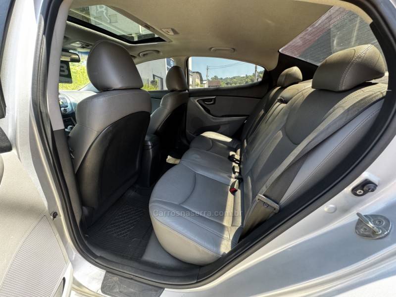 HYUNDAI - ELANTRA - 2012/2013 - Prata - R$ 69.990,00