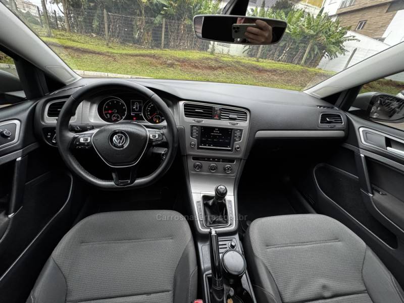 VOLKSWAGEN - GOLF - 2016/2017 - Prata - R$ 84.990,00