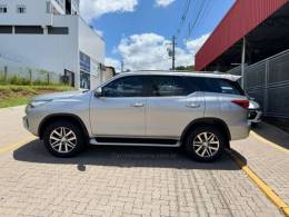 TOYOTA - HILUX SW4 - 2018/2019 - Prata - R$ 254.990,00