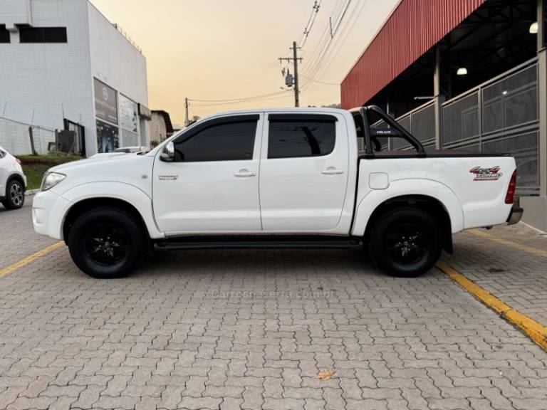 TOYOTA - HILUX - 2011/2011 - Branca - R$ 119.990,00