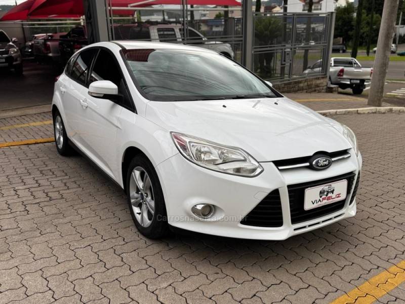 FORD - FOCUS - 2014/2015 - Branca - R$ 53.990,00