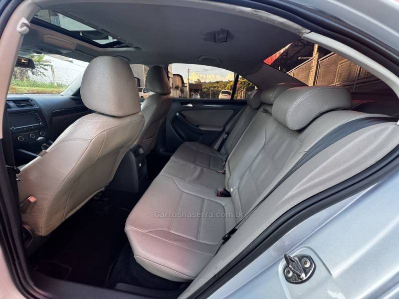 VOLKSWAGEN - JETTA - 2011/2012 - Prata - R$ 64.990,00