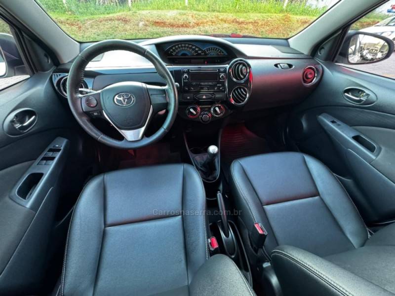 TOYOTA - ETIOS - 2015/2015 - Branca - R$ 51.990,00