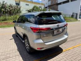 TOYOTA - HILUX SW4 - 2018/2019 - Prata - R$ 254.990,00