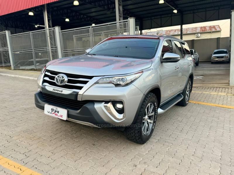 TOYOTA - HILUX SW4 - 2018/2018 - Prata - R$ 247.990,00