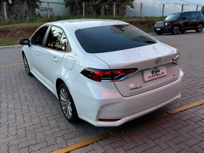 TOYOTA - COROLLA - 2022/2023 - Branca - R$ 134.990,00