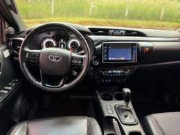 TOYOTA - HILUX - 2018/2019 - Vermelha - R$ 214.990,00