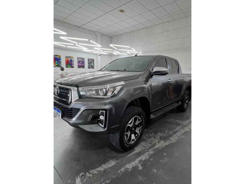 TOYOTA - HILUX - 2019/2020 - Cinza - R$ 219.990,00