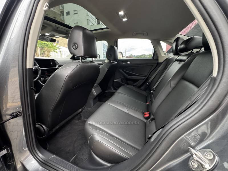 VOLKSWAGEN - JETTA - 2018/2019 - Cinza - R$ 109.990,00