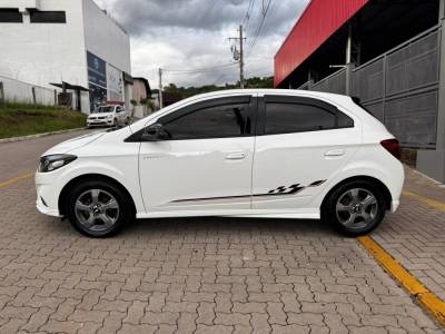 CHEVROLET - ONIX - 2017/2018 - Branca - R$ 66.990,00