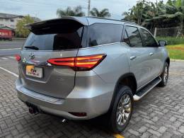 TOYOTA - HILUX SW4 - 2022/2022 - Prata - R$ 309.990,00