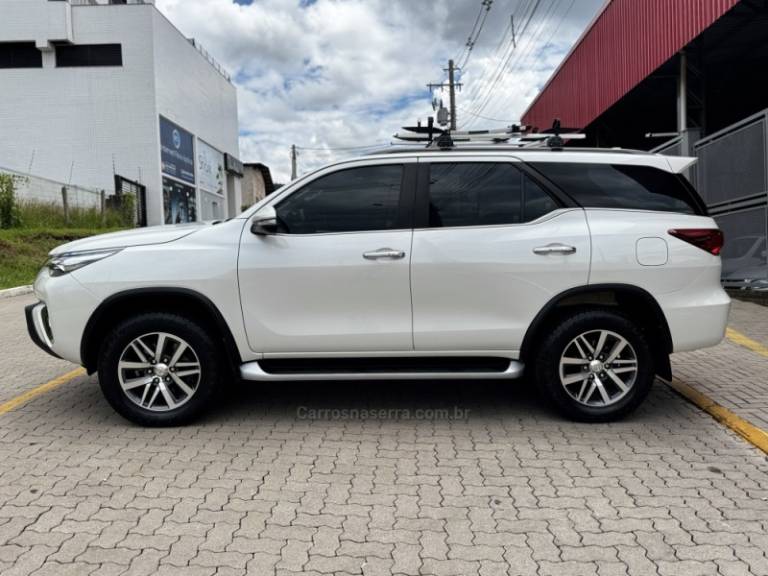 TOYOTA - HILUX SW4 - 2017/2017 - Branca - R$ 214.990,00