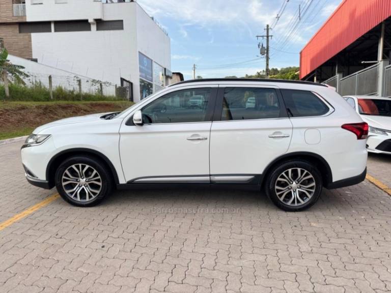 MITSUBISHI - OUTLANDER - 2015/2016 - Branca - R$ 129.990,00