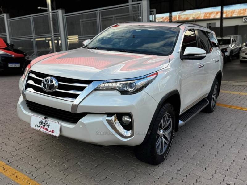 TOYOTA - HILUX SW4 - 2017/2017 - Branca - R$ 224.990,00