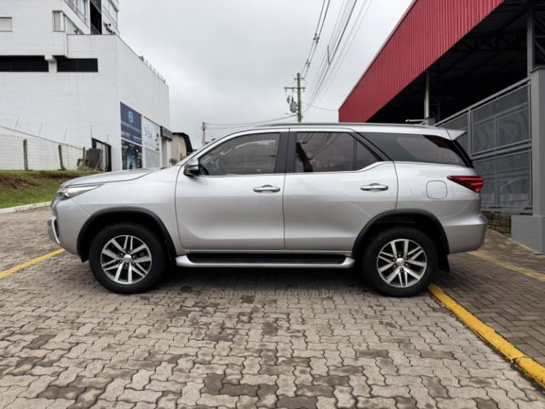 TOYOTA - HILUX SW4 - 2016/2016 - Prata - R$ 214.990,00