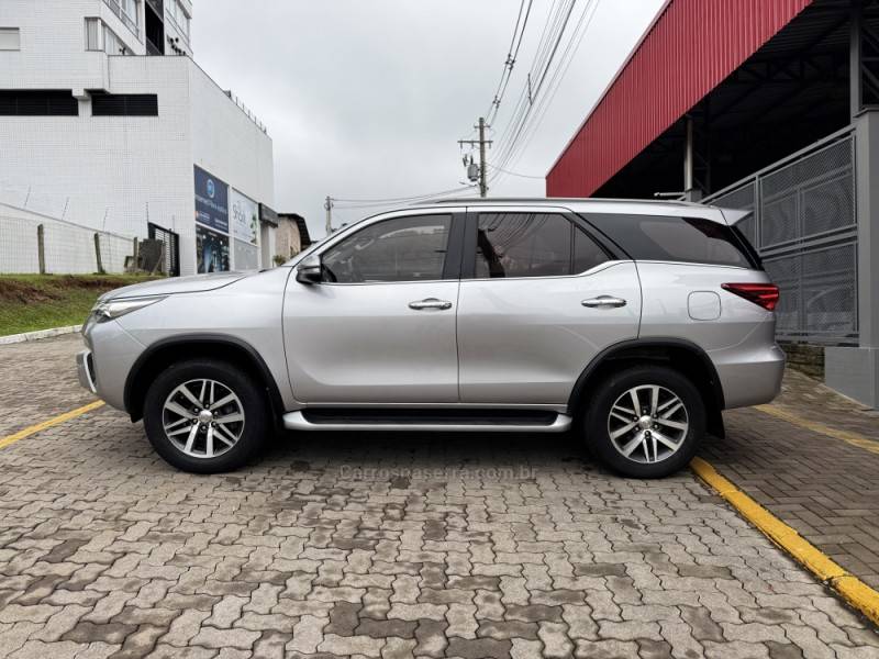 TOYOTA - HILUX SW4 - 2016/2016 - Prata - R$ 214.990,00