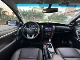 TOYOTA - HILUX SW4 - 2018/2018 - Prata - R$ 247.990,00