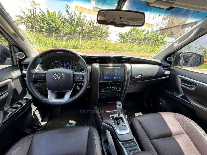 TOYOTA - HILUX SW4 - 2018/2019 - Prata - R$ 254.990,00