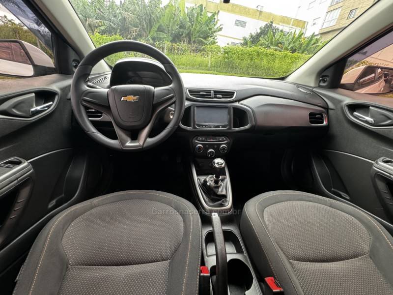 CHEVROLET - ONIX - 2014/2015 - Branca - R$ 52.990,00