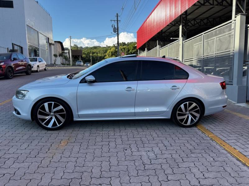 VOLKSWAGEN - JETTA - 2011/2012 - Prata - R$ 64.990,00