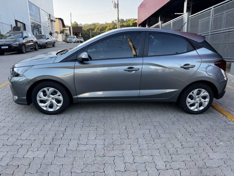 HYUNDAI - HB20 - 2022/2023 - Cinza - R$ 68.990,00