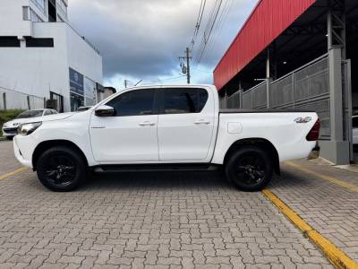 TOYOTA - HILUX - 2017/2018 - Branca - R$ 184.990,00
