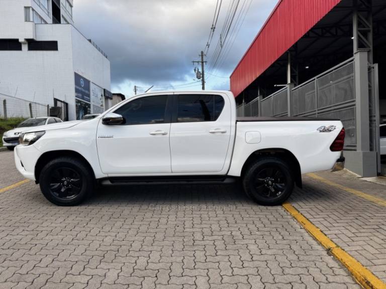 TOYOTA - HILUX - 2017/2018 - Branca - R$ 184.990,00