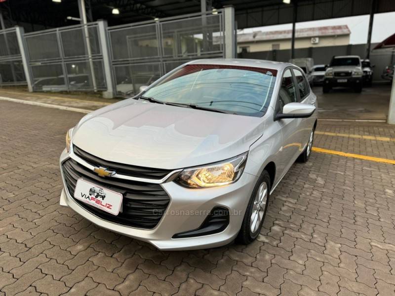 CHEVROLET - ONIX - 2022/2023 - Prata - R$ 79.990,00