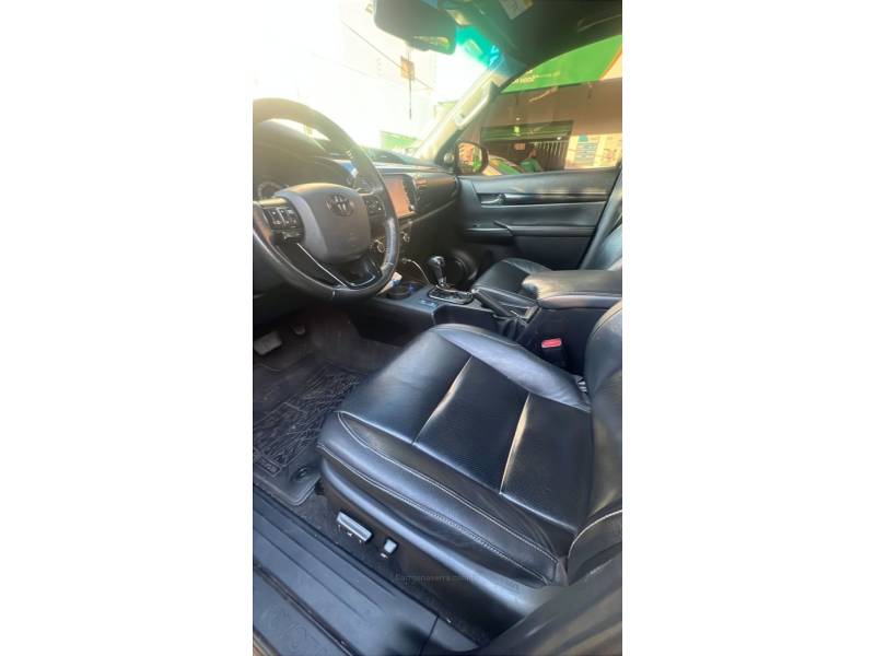 TOYOTA - HILUX - 2019/2020 - Cinza - R$ 219.990,00