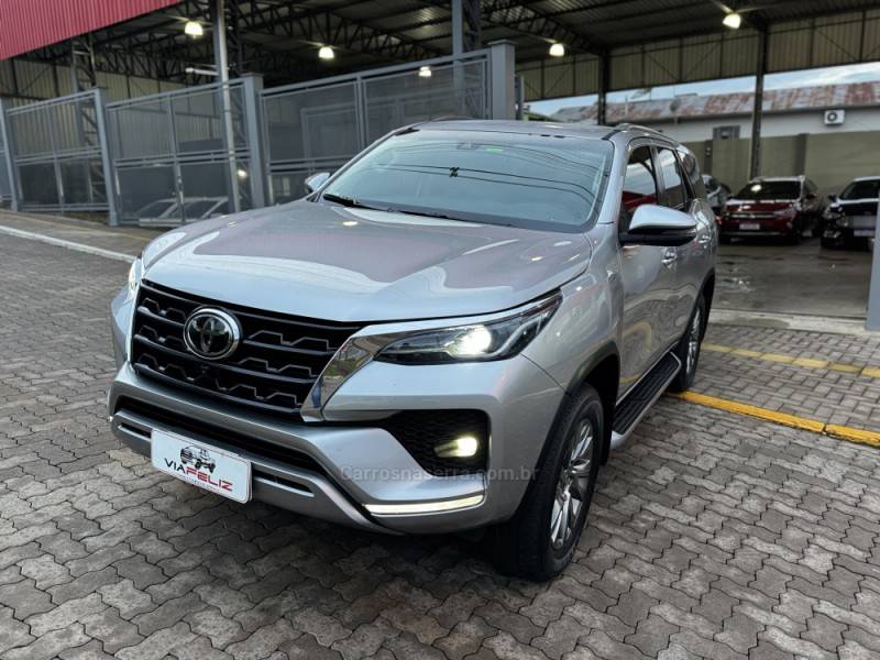TOYOTA - HILUX SW4 - 2022/2022 - Prata - R$ 309.990,00