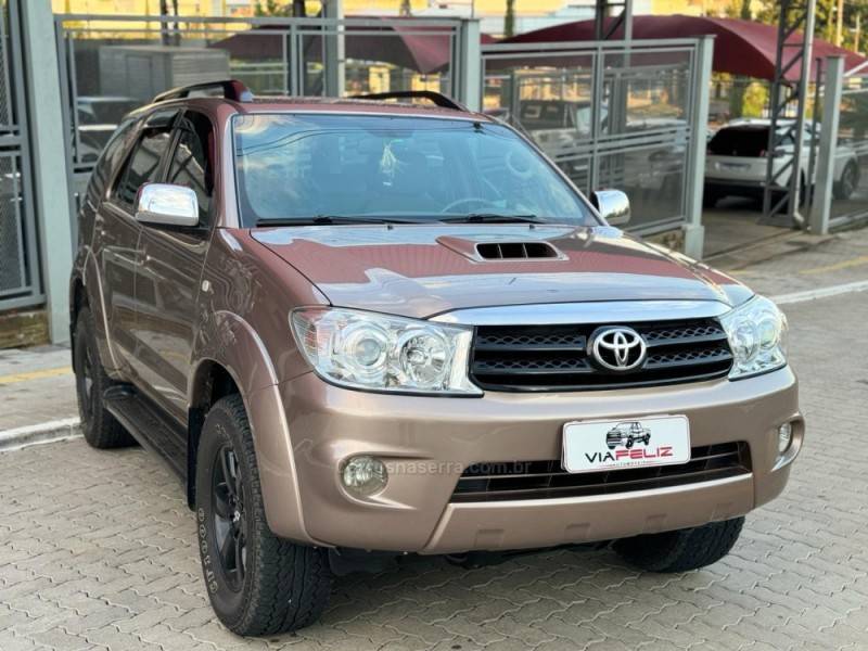 TOYOTA - HILUX SW4 - 2008/2009 - Bege - R$ 118.990,00