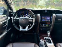 TOYOTA - HILUX SW4 - 2018/2018 - Prata - R$ 247.990,00