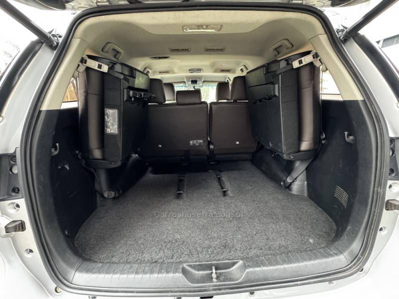 TOYOTA - HILUX SW4 - 2016/2016 - Prata - R$ 214.990,00