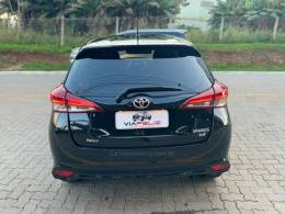 TOYOTA - YARIS - 2022/2023 - Preta - R$ 95.990,00