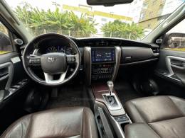 TOYOTA - HILUX SW4 - 2016/2016 - Prata - R$ 214.990,00