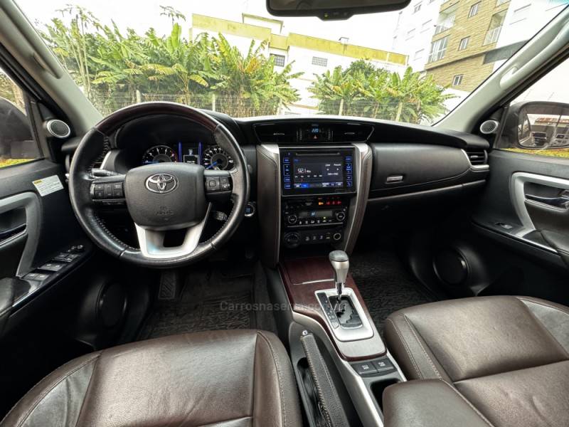 TOYOTA - HILUX SW4 - 2016/2016 - Prata - R$ 214.990,00