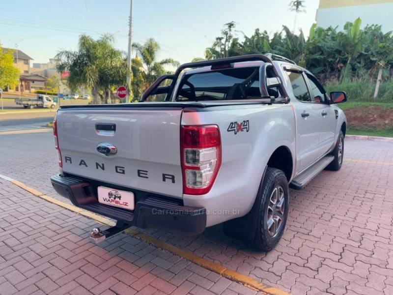 FORD - RANGER - 2017/2018 - Prata - R$ 132.990,00