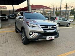 TOYOTA - HILUX SW4 - 2018/2018 - Prata - R$ 247.990,00