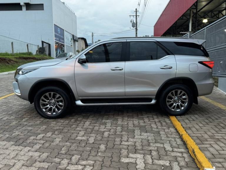 TOYOTA - HILUX SW4 - 2022/2022 - Prata - R$ 309.990,00