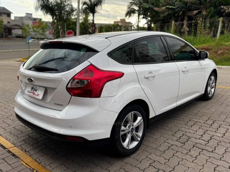 FORD - FOCUS - 2014/2015 - Branca - R$ 53.990,00