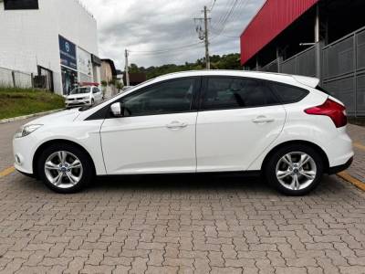 FORD - FOCUS - 2014/2015 - Branca - R$ 53.990,00