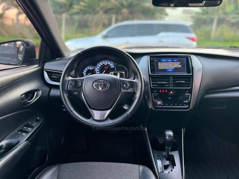 TOYOTA - YARIS - 2022/2023 - Preta - R$ 95.990,00