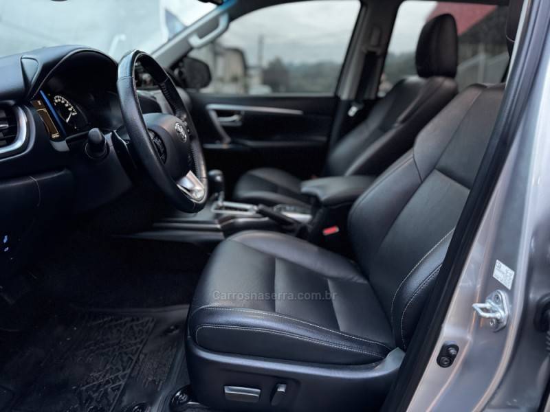 TOYOTA - HILUX SW4 - 2022/2022 - Prata - R$ 309.990,00
