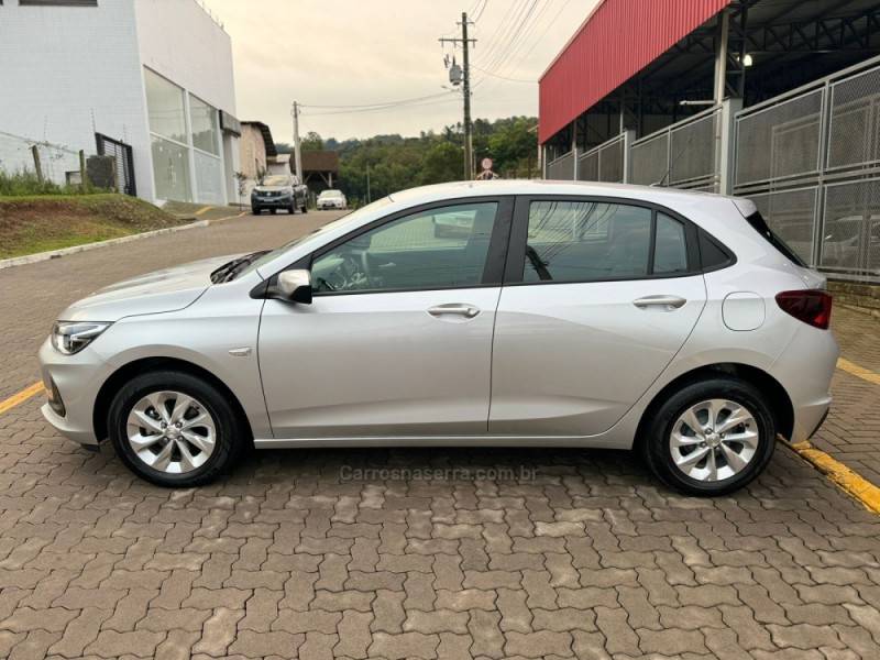 CHEVROLET - ONIX - 2022/2023 - Prata - R$ 79.990,00