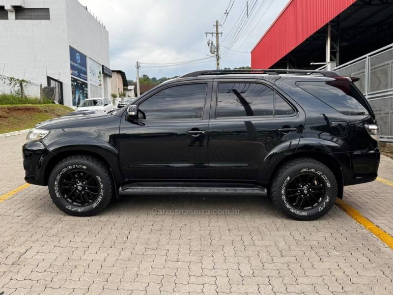 TOYOTA - HILUX SW4 - 2011/2012 - Preta - R$ 144.990,00