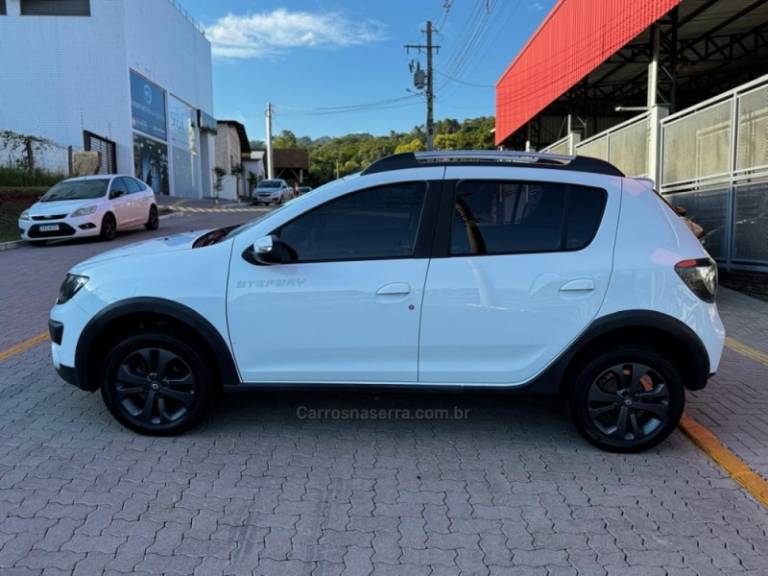 RENAULT - SANDERO - 2014/2015 - Branca - R$ 46.990,00