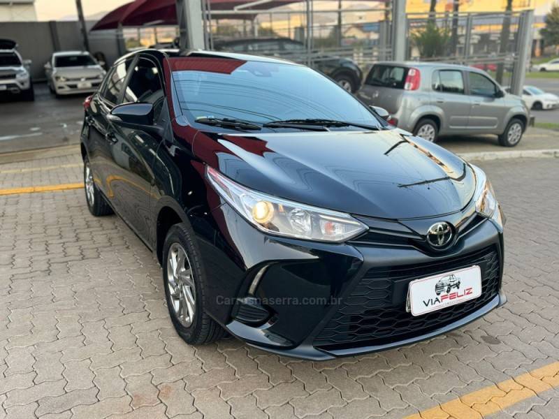 TOYOTA - YARIS - 2022/2023 - Preta - R$ 95.990,00