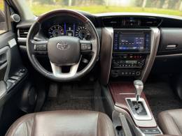 TOYOTA - HILUX SW4 - 2016/2016 - Prata - R$ 214.990,00