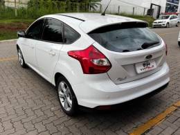 FORD - FOCUS - 2014/2015 - Branca - R$ 53.990,00